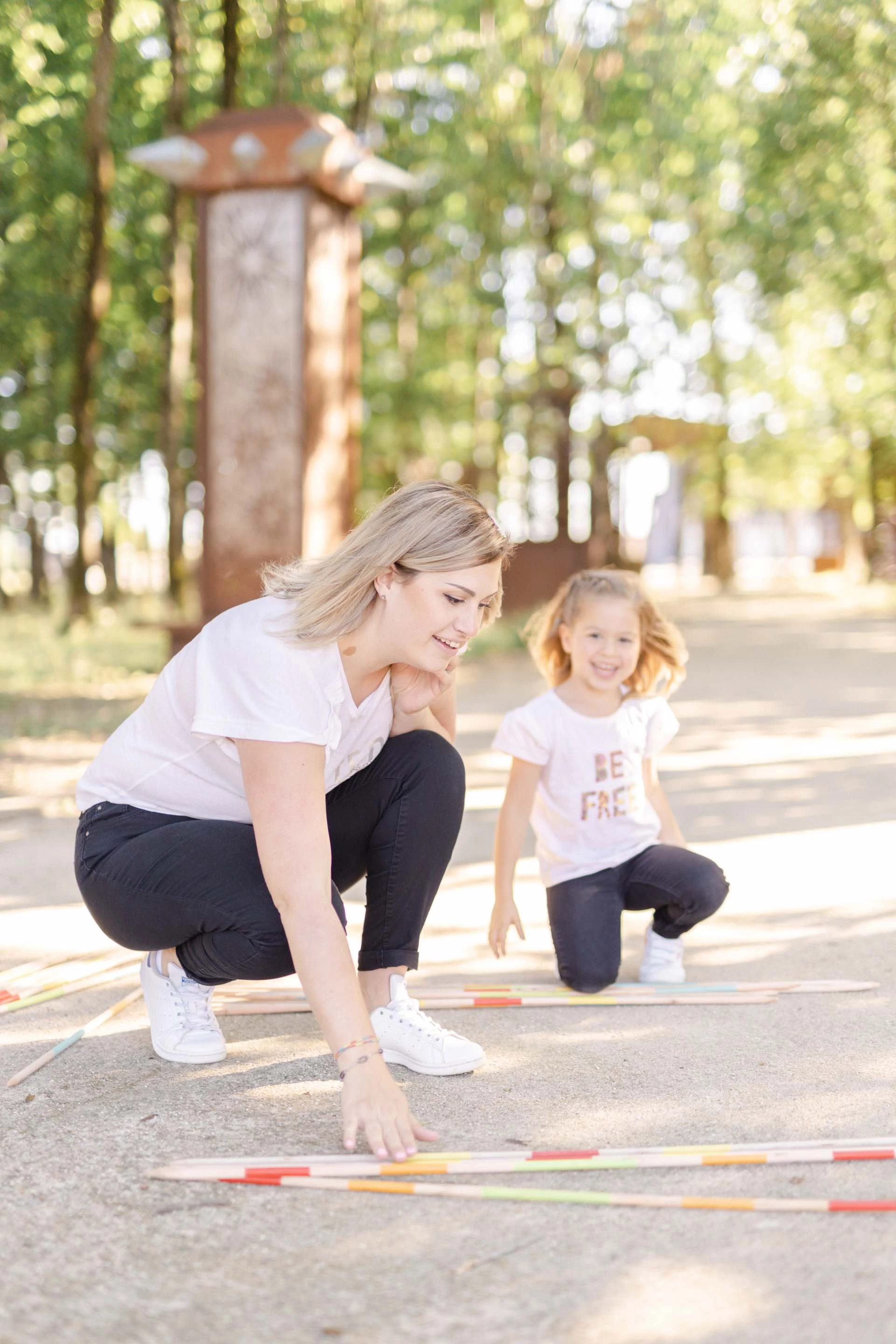 bonheur enfant gris nature extérieur